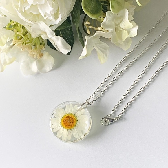 REAL FLOWER HANDCRAFTED RESIN NECKLACE - Picture 6 of 7